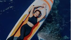 Gaya Gisella Anastasia Pose Bareng Hiu Paus di Laut Gorontalo