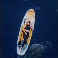 Gisella Anastasia mengunggah momen liburannya di Gorontalo ke akun Instagramnya gisel_la. “When making friends with this giant seems so effortles,” tulisnya pada keterangan unggahannya. Foto: Dok. Instagram @ gisel_la