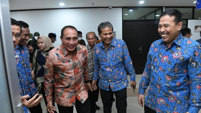 Gubernur Sumut, Edy Rahmayadi (batik coklat) dan Kepala Ombudsman RI Perwakilan Sumut, Abyadi Siregar (tengah) saat penyerahan hibah aset Pemprov di Jakarta. (Foto: Dok. Ombudsman Sumut)