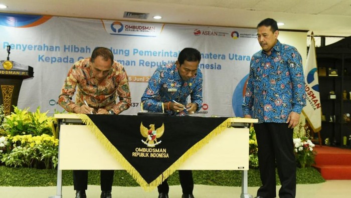 Gubernur Sumut Edy Rahmayadi saat acara penyerahan hibah di Kantor Ombudsman RI di Jakarta. (Foto: Dok. Ombusdsman Sumut)