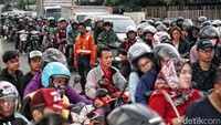 Penyebab utama polusi udara kota Jakarta bisa seburuk sekarang adalah karena tingginya volume asap kendaraan.