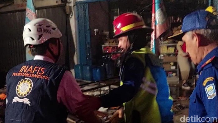 INAFIS Satreskrim Polrestabes Bandung tiba di lokasi kejadian kebakaran tuko yang berada di Pasar Caringin, Kota Bandung.