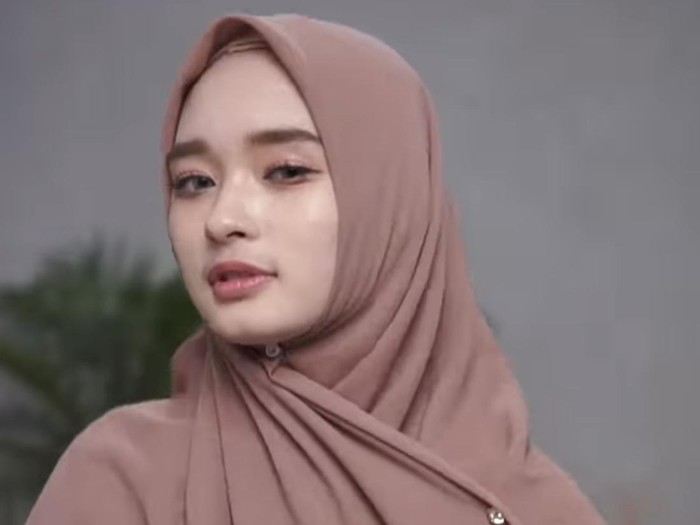 Inara Rusli membuat video tutorial hijab syar’i yang simpel bisa kamu coba di rumah.