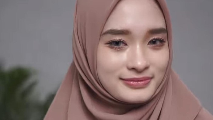 Inara Rusli membuat video tutorial hijab syar’i yang simpel bisa kamu coba di rumah.