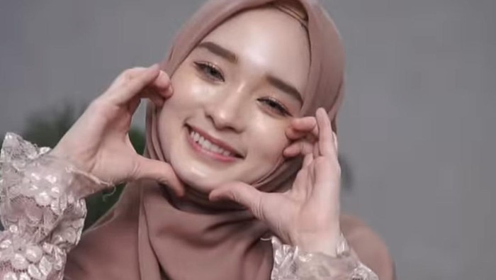 Inara Rusli membuat video tutorial hijab syar’i yang simpel bisa kamu coba di rumah.