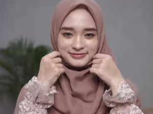 Sering Ditanya Gaya Hijab, Inara Rusli Bagikan 3 Tutorial yang Bisa Kamu Tiru