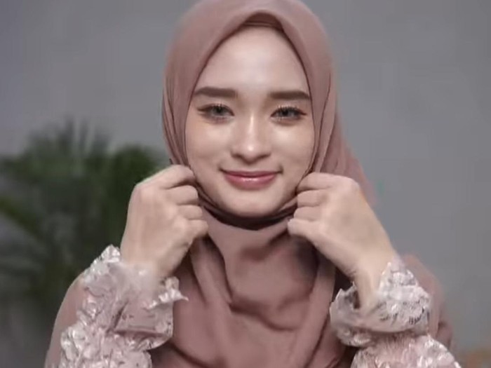 Inara Rusli membuat video tutorial hijab syar’i yang simpel bisa kamu coba di rumah.
