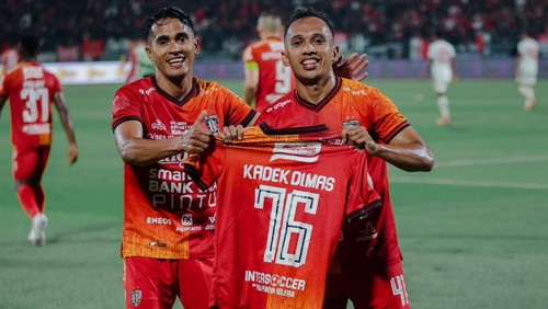 Irfan Jaya didampingi SaImima menunjukkan jersey bernomor punggung 76 milik Kadek Dimas. (Istimewa)