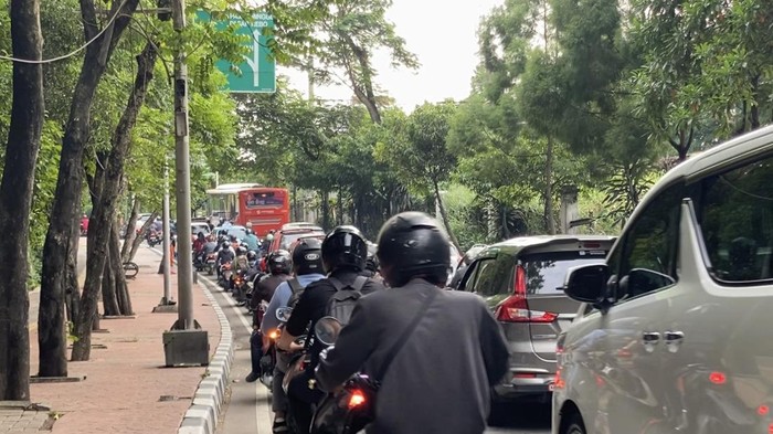 Jalan Akses UI menuju Lenteng Agung Macet