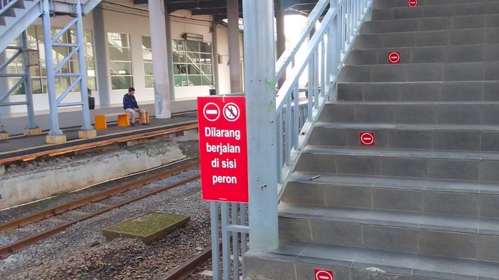 Jalan peron sempit di Stasiun Serpong (Rakhmad Hidayatulloh Permana/detikcom)