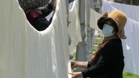 Jemaah haji asal China memanfaatkan musim haji untuk melakukan tradisi mencuci kain kafan dengan air zamzam sebelum dibawa lagi ke negara asal.