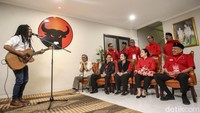 Lagu Jarji Jarbeh, Ganjar Siji Ganjar Kabeh dinyanyikan di hadapan Ketum PDIP Megawati Soekarnoputri, Prananda Prabowo, Puan Maharani, Olly Dondokambey, dan Butet Kartaredjasa.  