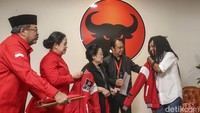 Atas lagunya, Sri Krishna Encik diganjar jaket PDIP oleh Megawati.  