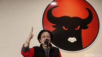 Butet Kartaredjasa memberikan sambutan terkait lagu yang akan menemani Ganjar Pranowo dalam setiap kampanyenya menuju Pemilu 2024.  