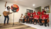 Lagu Jarji Jarbeh, Ganjar Siji Ganjar Kabeh dinyanyikan di sela-sela Rakernas PDIP di Sekolah Partai, Lenteng Agung, Jakarta Selatan, Rabu (7/6/2023).  