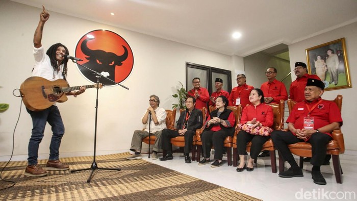 Jarji Jarbeh Jadi Lagu Kampanye Ganjar Pranowo Sri Krishna Encik menyanyikan lagu