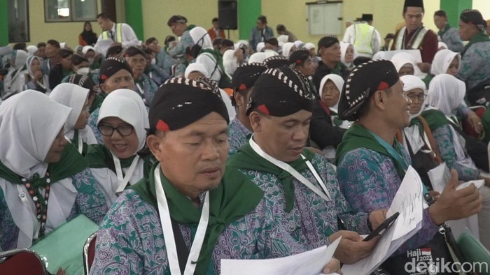 Jemaah calon haji asal Gunungkidul mengenakan blangkon saat berada di Asrama Haji Donohudan Boyolali, Rabu (7/6/2023).