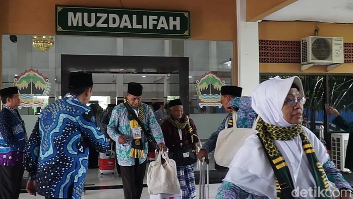 Jemaah calon haji diberangkatkan dari Asrama Haji Donohudan menuju bandara Adi Soemarmo Boyolali untuk diterbangkan ke Arab Saudi.