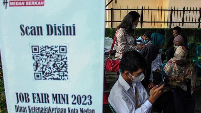 Pencari kerja mengakses aplikasi Sistem Inovasi Terpadu Ketenagakerjaan (SIDUTA) di Kantor Camat Medan Barat, Medan, Sumatera Utara, Rabu (7/6/2023). Pemerintah Kota Medan bekerja sama dengan 11 perusahaan menyediakan sebanyak 1.009 lowongan kerja bagi masyarakat Kota Medan. ANTARA FOTO/Yudi/nz