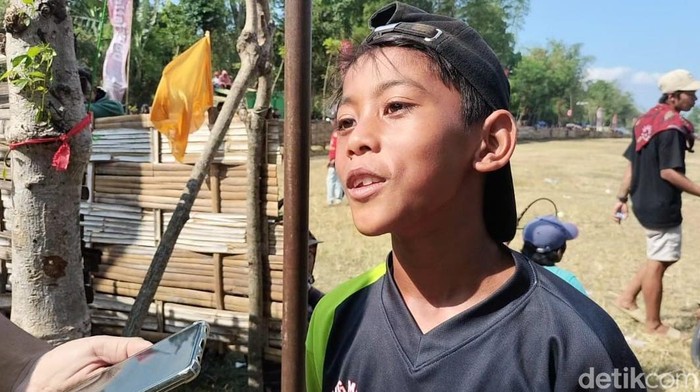 Joki Karapan Sapi Cilik saat ikut meramaikan perlombaan Karapan Sapi di HUT ke-277.