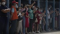 Para orang tua dan keluarga membei semangat dari balik pagar sekolah. Hanya sedikit yang lulus. Tahun lalu, hanya tiga persen peserta yang mampu meraih nilai di atas 600 di populasi terpadat di Cina, Guangdong. Bagi peserta yang tidak mendapat nilai yang sesuai, mereka masih dapat mencoba di tahun berikutnya. Pada tahun 2021, 17 persen pelajar mengkuti gaokao ulang.
