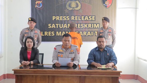 Kapolres Manggarai Timur AKBP I Ketut Widiarta memperlihatkan tersangka pemerkosaan ABG, Rabu (7/6/2023). (Istimewa)