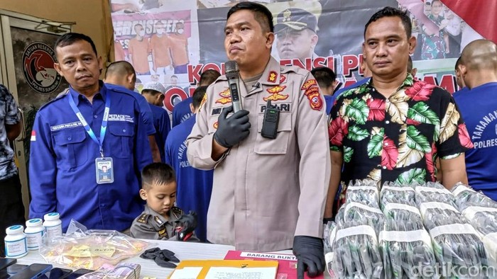 Kapolres Sukabumi AKBP Maruli Pardede dan Kasat Narkoba AKP Enjo