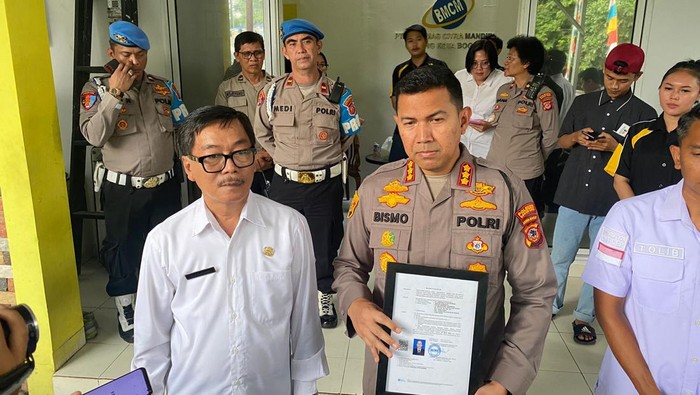 Kapolresta Bogor Kota Kombes Bismo Teguh dan jajaran mengecek perusahaan mengurus pekerja migran Indonesia (PMI) yang salah satu izinnya mati. (dok Polresta Bogor Kota)