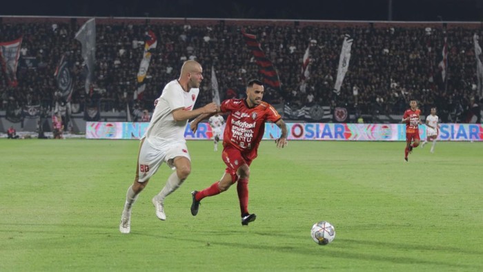 Kapten PSM Makassar Wiljan Pluim mendapat hadangan pemain Bali United Brwa Nouri.