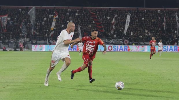 Kapten PSM Makassar Wiljan Pluim mendapat hadangan pemain Bali United Brwa Nouri.