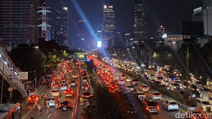 Kawasan Semanggi macet parah, mobil dan motor terobos busway.