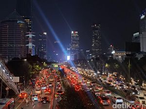 Kawasan Semanggi Macet Parah, Mobil dan Motor Serobot Busway