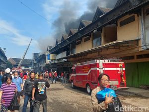Ruko ATK dan Plastik Terbakar di Pasar Caringin Bandung