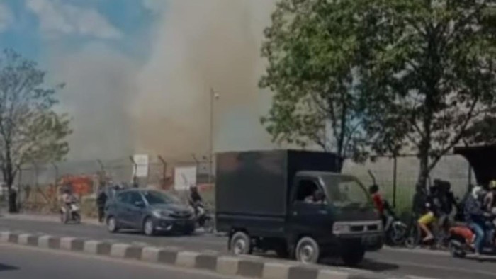Kebakaran Lahan di area Bandara Sultan Hasanuddin Makassar.