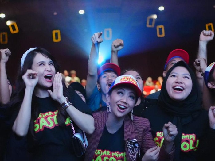 Film Kejar Mimpi Gaspol! gelar nobar yang diramaikan banyak penonton dan fans.