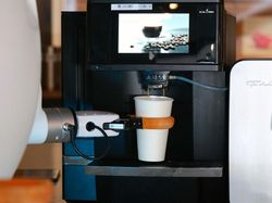 Kenalan dengan ADAM, Robot AI Pembuat Kopi dan Koktail