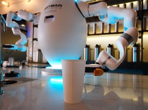 Ini ADAM, Robot Barista Berlengan Panjang di CES 2024