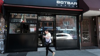 Orang-orang berjalan di dekat kedai kopi baru yang dioperasikan robot Botbar pada 31 Mei 2023 di wilayah Brooklyn di New York City.  
