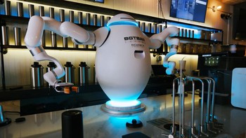 Robot dua tangan bernama ADAM menyiapkan secangkir kopi untuk pelanggan di kedai kopi Botbar. Teknologi robot AI kian menginvasi pekerjaan barista.   