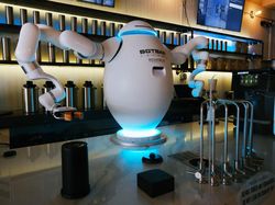 Kenalan dengan ADAM, Robot AI Pembuat Kopi dan Koktail