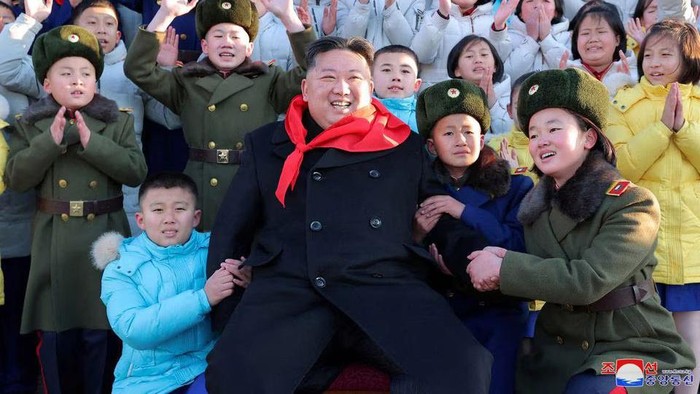 North Korean leader Kim Jong Un poses for a group photo with representatives of the Korean Childrens Union (KCU) under North Koreas ruling Workers Party in Pyongyang, North Korea, in this photo released on January 1, 2023 by North Koreas Korean Central News Agency (KCNA). KCNA via REUTERS