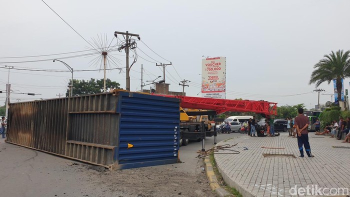 Kondisi kontainer yang terlepas dari truk tergeletak di jalan. (Foto: Goklas Wisely/detikSumut)