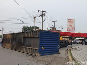 Kontainer Isi Kopi Lepas Dari Truk di Jalan Gatot Subroto Medan, Lalin Macet