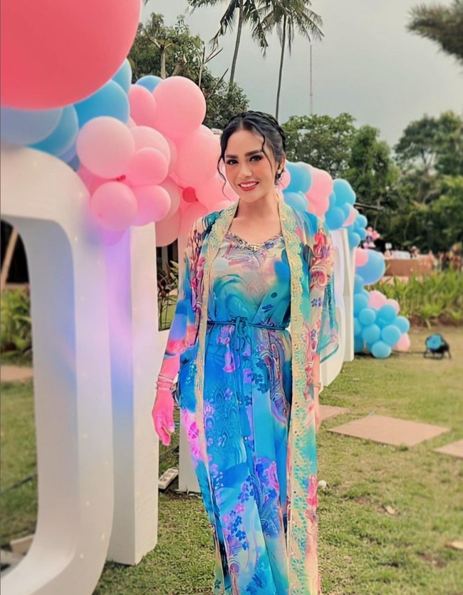 Krisdayanti yang merupakan ibu kandung dari Aurel Hermansyah memilih gaya bohemian dengan busana kaftan motif abstrak dari Inne Collection. Foto: Dok. Inne Collection