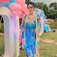 Krisdayanti yang merupakan ibu kandung dari Aurel Hermansyah memilih gaya bohemian dengan busana kaftan motif abstrak dari Inne Collection. Foto: Dok. Inne Collection