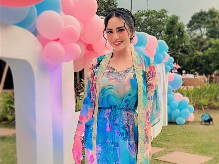 Krisdayanti di acara gender reveal Aurel Hermansyah.