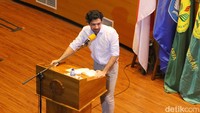 Menurut Reza sebagai aktor ada beberapa kemampuan yang harus ia kembangkan, salah satunya adalah literasi. Lanjutnya, upgrade diri merupakan hal yang penting dilakukan di era ini. Untuk itu, ia berharap setiap mahasiswa tidak hanya mengembakan kemampuan di dalam kampus tetapi juga di luar kampus. 