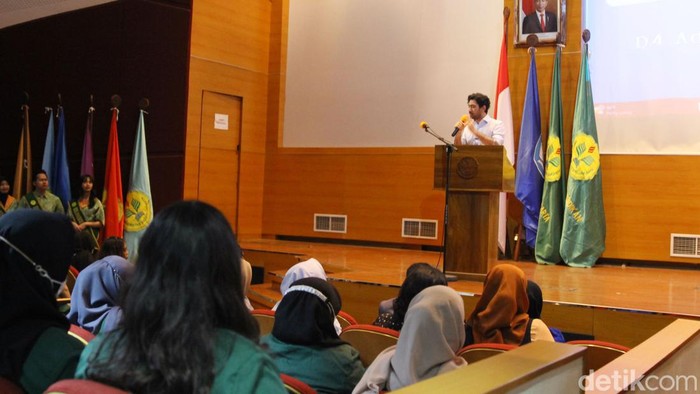 Kuliah Praktisi Mengajar UNJ Hadirkan Reza Rahadian, Begini Momennya Aktor Reza Rahadian berbagi cerita di hadapan civitas akademi Universitas Negeri Jakarta (UNJ). Kegiatan itu berlangsung dalam Program Praktisi Mengajar, Rabu (7/6/2023).