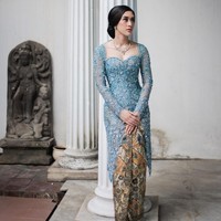 Kusuma yang berprofesi sebagai dokter kecantikan mengenakan kebaya biru penuh hiasan payet dan bordir rancangan Anji Asmara. Ia memadukannya dengan kain batik wiron. Foto: Instagram/@kusumaputeri