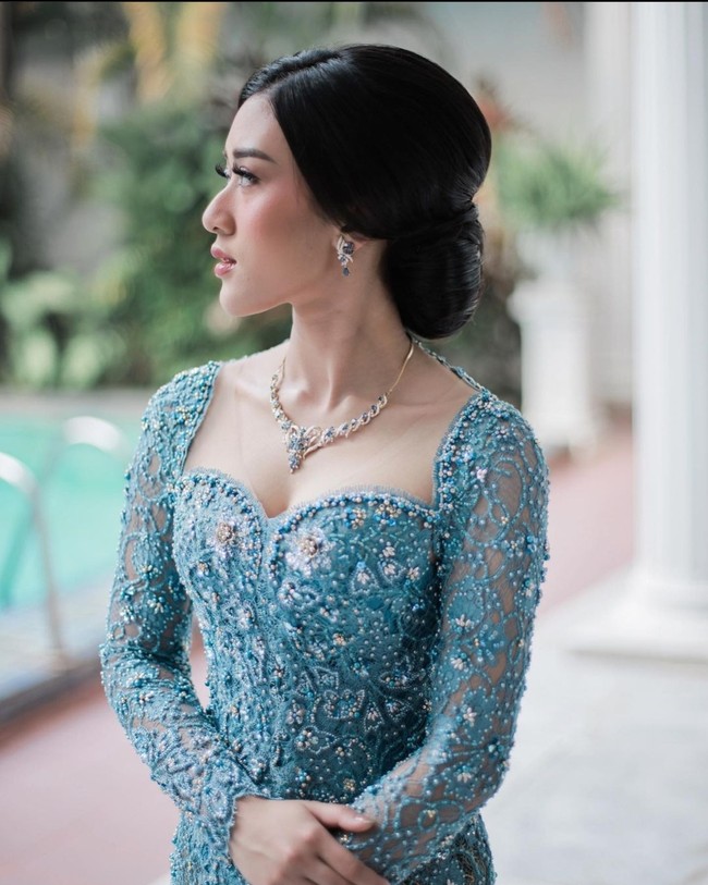 Satu set perhiasan berupa anting dan kalung bertatahkan berlian dan safir biru melengkapi penampilannya. Dalam unggahannya di Instagram, Kusuma menulis bahwa batu safir biru adalah perlambang kesetiaan, kekekalan cinta, kebahagiaan dan keberuntungan. Foto: Instagram/@kusumaputeri